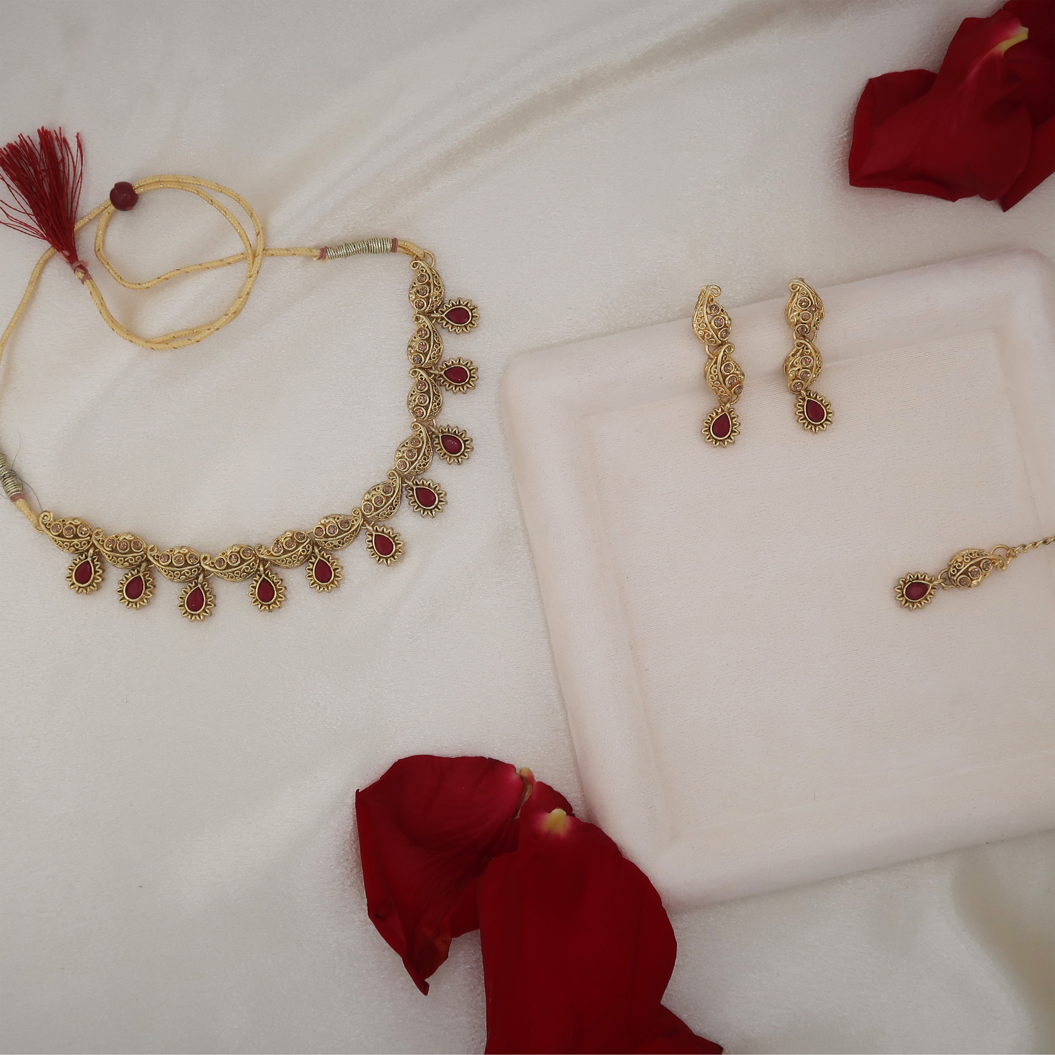 A ZARIAH gold and red full set with matching kundan-style necklace, earrings and maang tikka